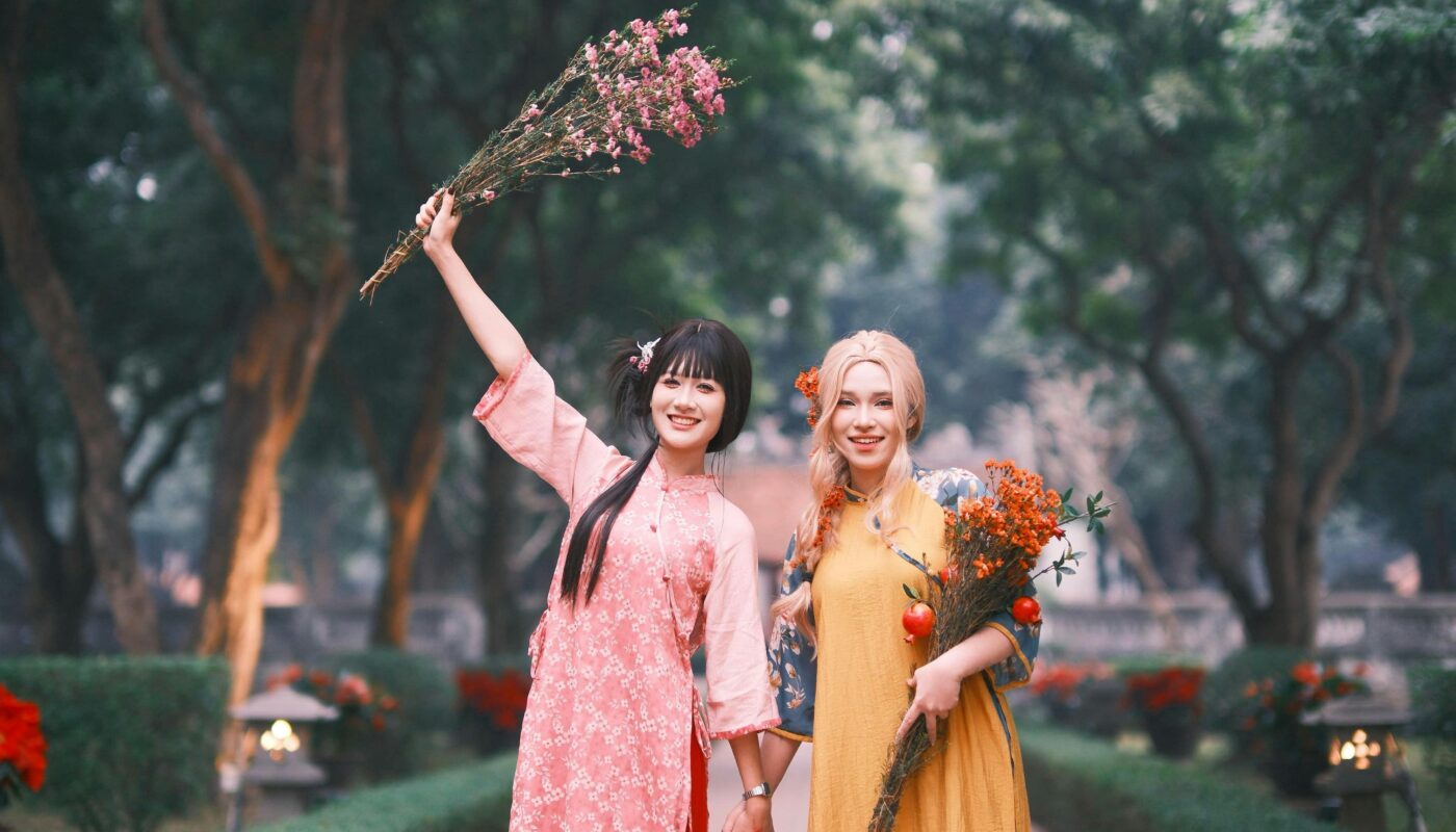 https://www.pexels.com/photo/two-women-celebrating-friendship-in-vibrant-garden-30325072/