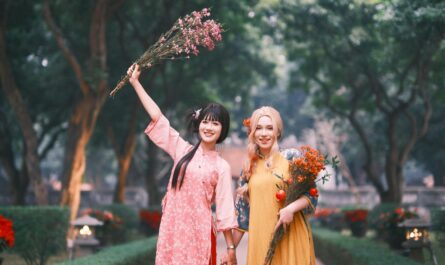 https://www.pexels.com/photo/two-women-celebrating-friendship-in-vibrant-garden-30325072/