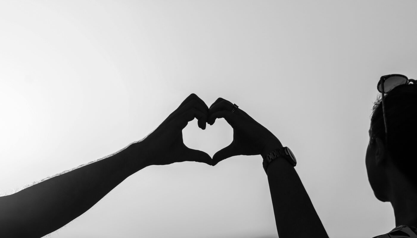 https://www.pexels.com/photo/romantic-silhouette-of-hands-forming-heart-shape-30526503/