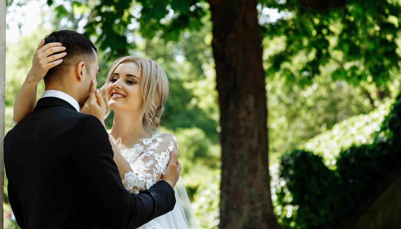 https://www.pexels.com/photo/couple-standing-under-tree-1488318/