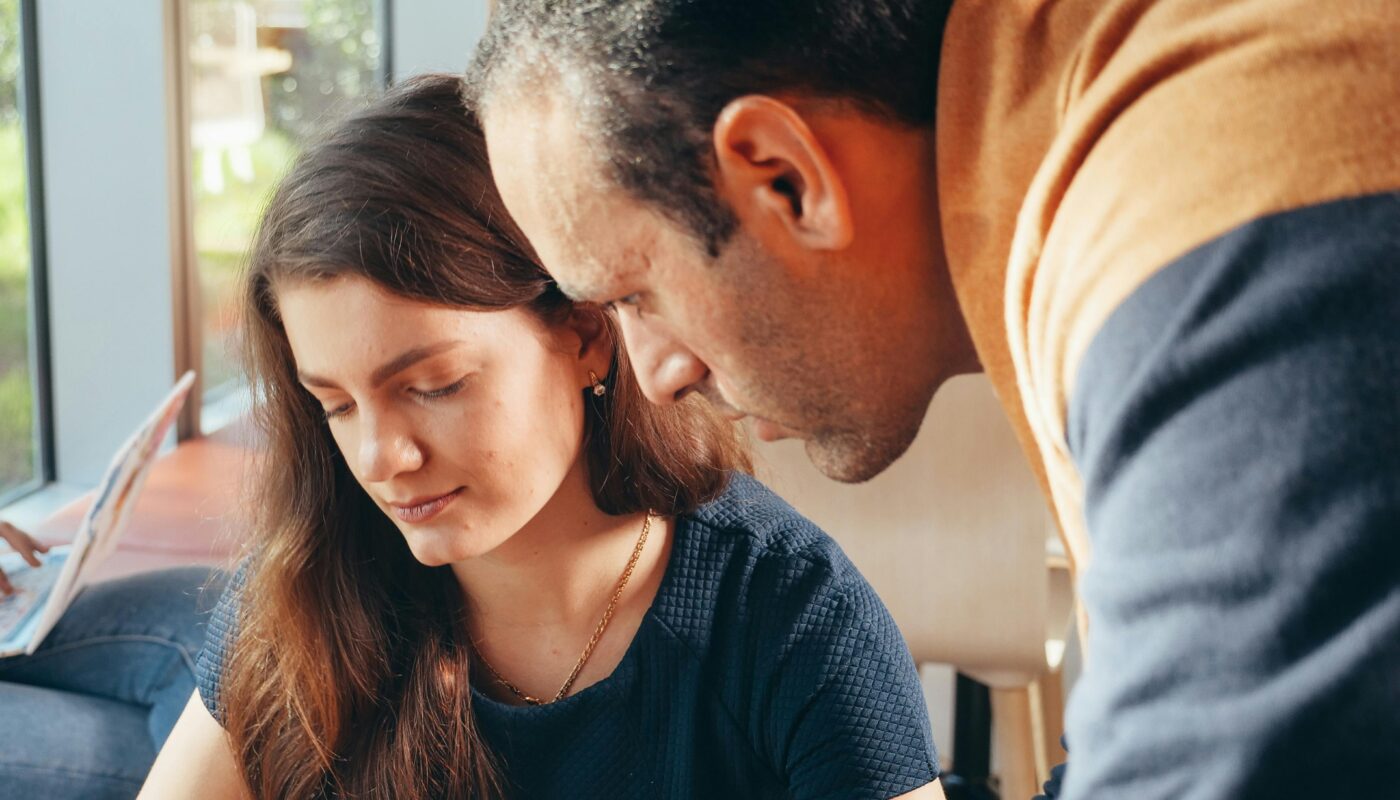 https://www.pexels.com/photo/close-up-photo-of-colleagues-having-a-discussion-6773398/