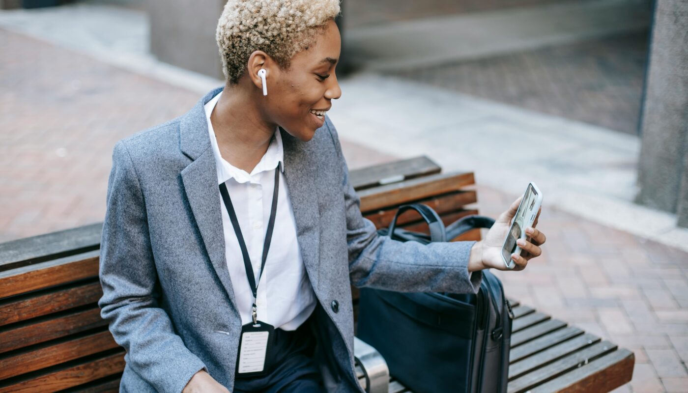 https://www.pexels.com/photo/cheerful-african-american-lady-having-video-conversation-on-smartphone-during-break-6000098/