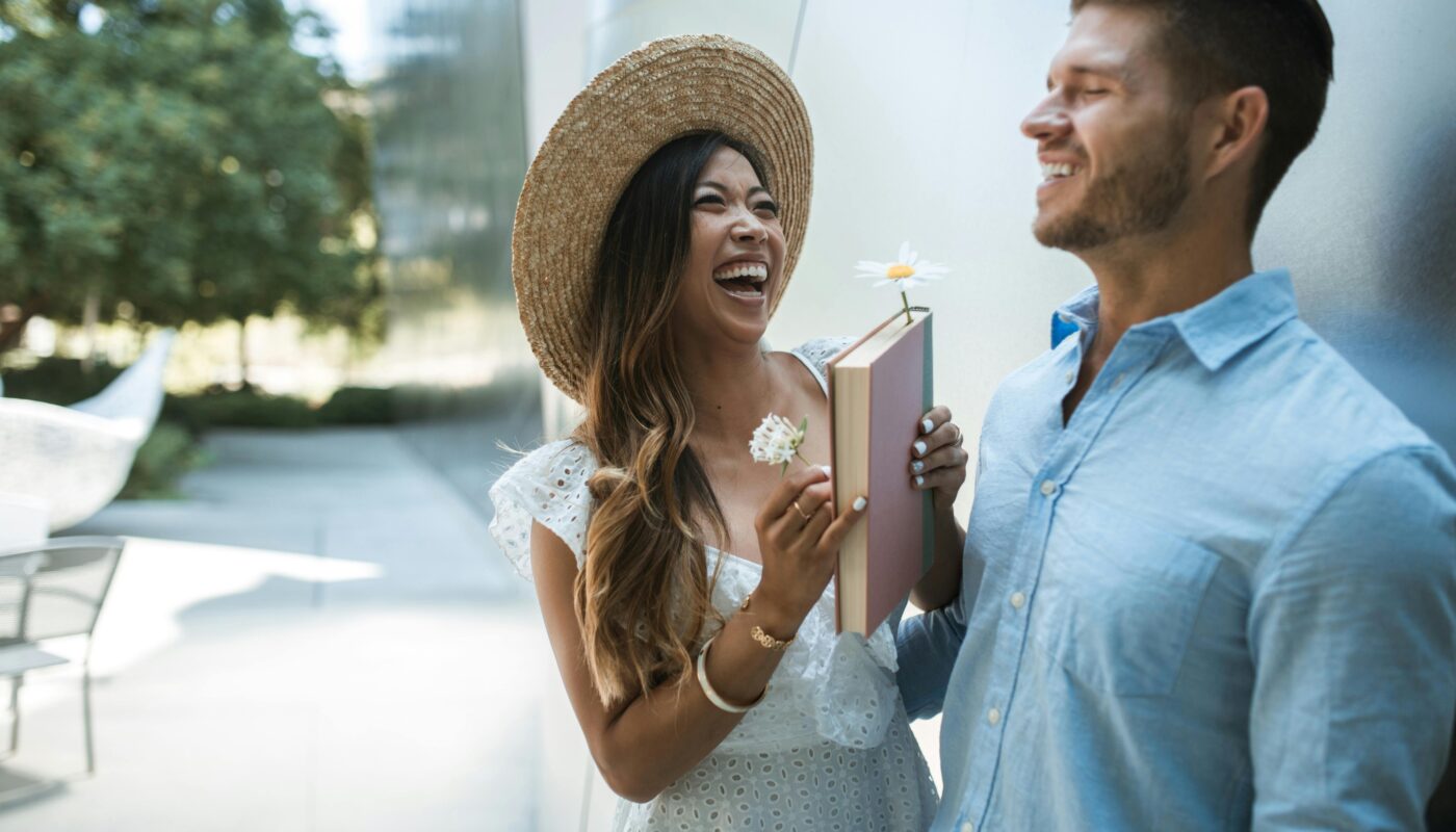 https://www.pexels.com/photo/a-happy-couple-laughing-together-5531272/