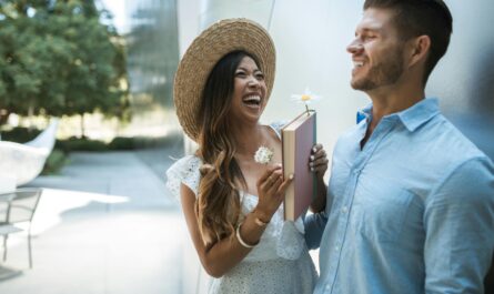 https://www.pexels.com/photo/a-happy-couple-laughing-together-5531272/