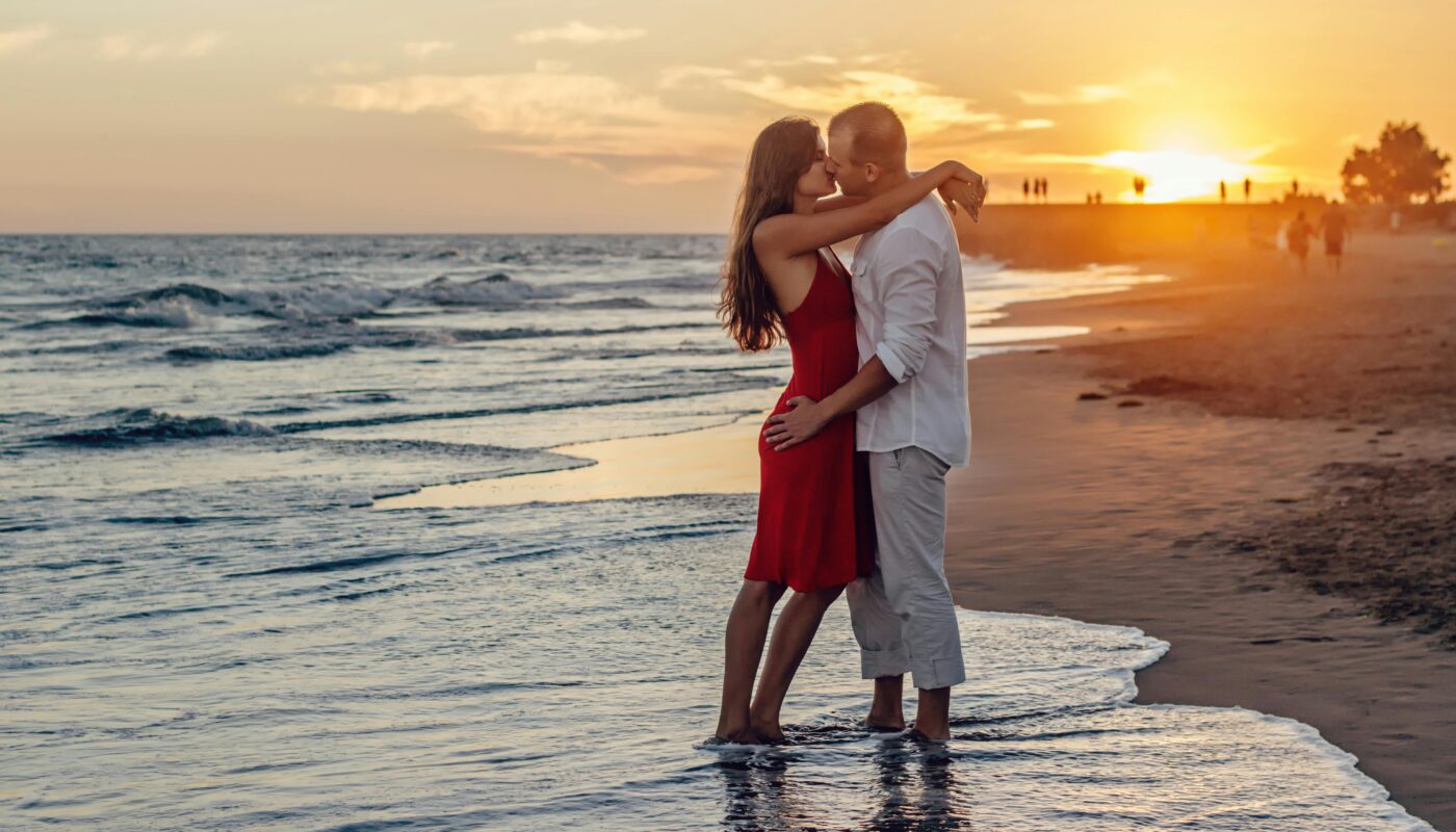 https://www.pexels.com/photo/couple-kissing-on-beach-during-golden-hour-285938/